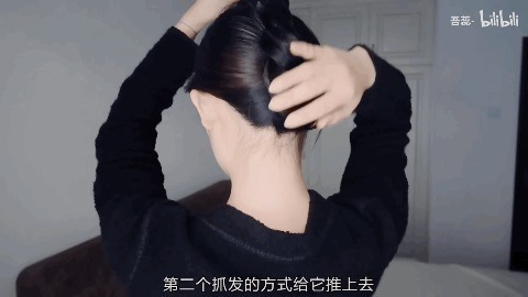 披头散发 别再披头散发了!这3个发型小技巧显嫩又高级