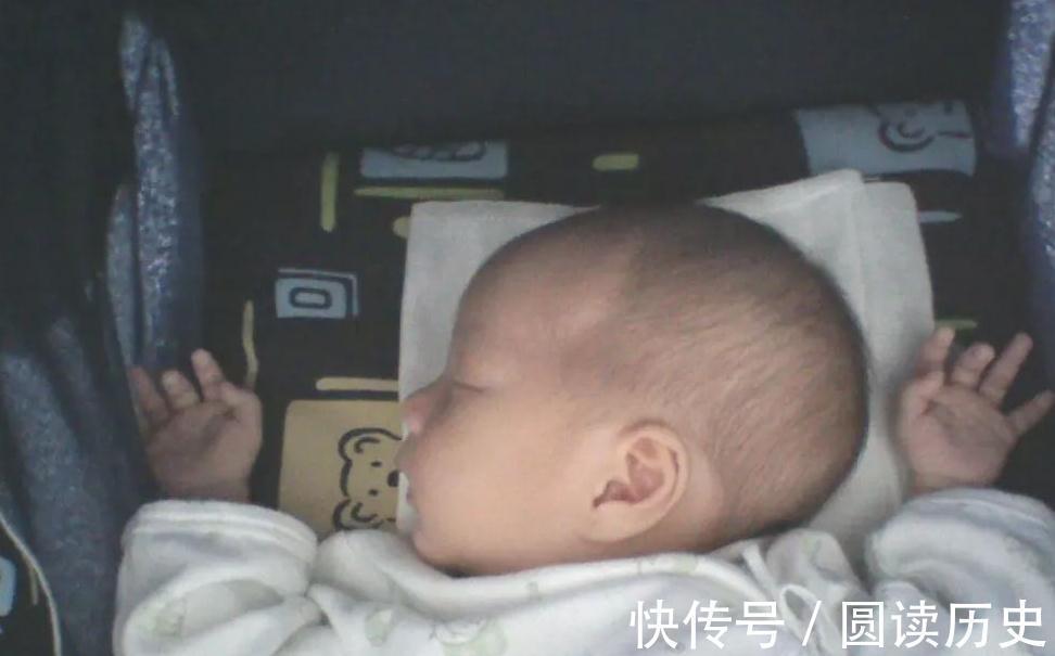 孩子|新生儿为什么偏爱投降式睡姿,需要纠正吗,很多家长做错了