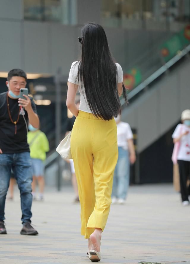 配色鲜亮的西裤，穿起来清爽减龄，搭配尖头鞋展现休闲雅致的美