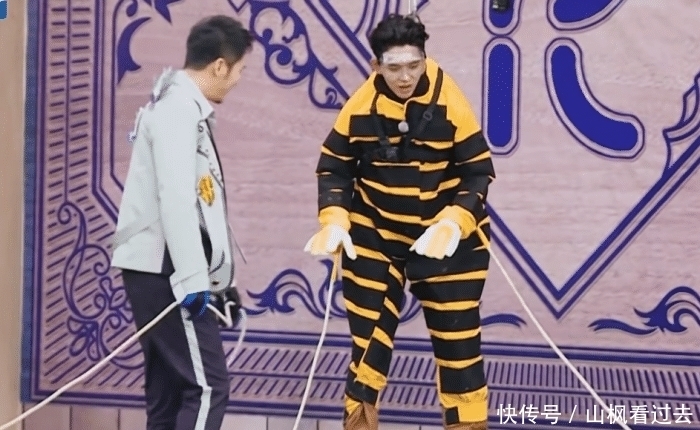 越拉|卢卡斯为节目效果太拼!拿软肋造笑点,蔡徐坤羞到蹲地上偷笑