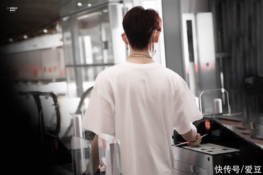 幼儿园|210708 小鬼昨晚启程前往南方录制综艺节目 是小朋友背着书包去上幼儿园吧？