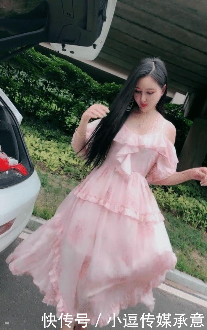 与众不同|户外穿着连衣裙的美女,穿鞋的方式都那么的与众不同