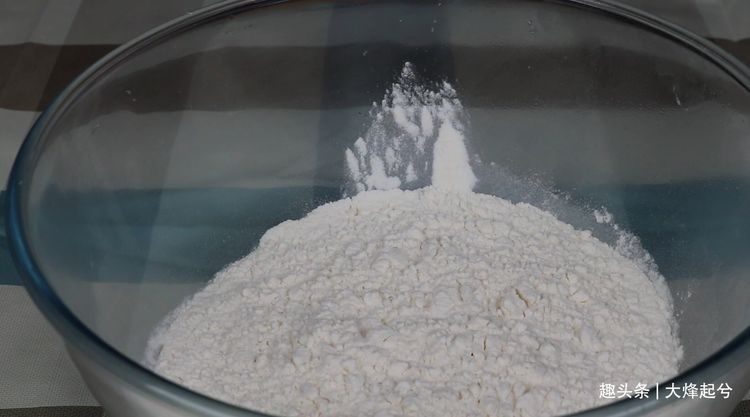 烙饼柔软筋道有诀窍，大厨教你，和面很关键，照着做保证酥软多层