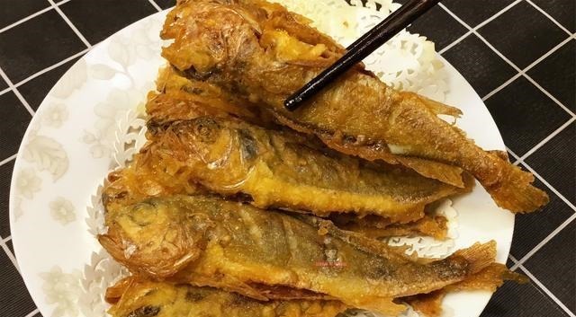 炸小黄花鱼想要金黄酥脆,试试老阿姨的这种做法,简单实用
