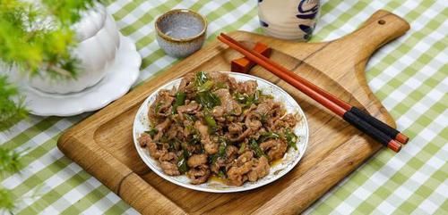 无论炒什么肉，不要只会放淀粉，牢记2个技巧，炒肉鲜嫩又入味！
