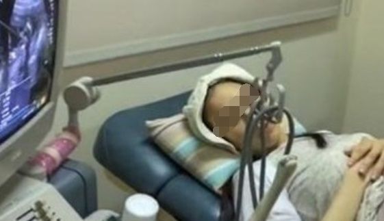 妻子|妻子总说腹中4个月的宝宝会跳舞,家人起疑,医生幸亏来的及时