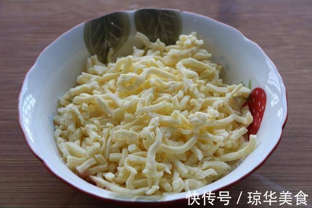 剩馒头新吃法，加4个鸡蛋搅一搅，出锅比披萨还好吃！做法还简单