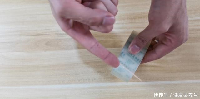 用两根手指断胶带,比剪刀还好用,生活小技巧解决你的烦恼,学学!