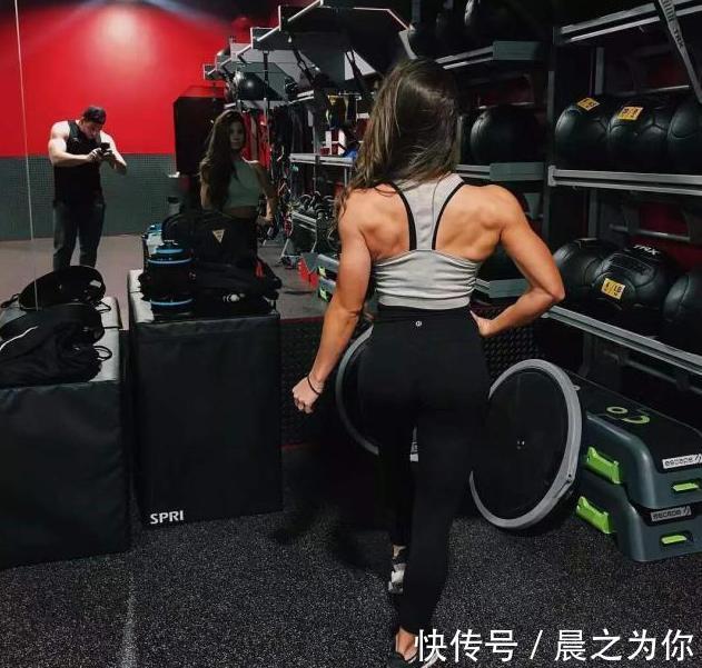 性感|28岁美女坚持健身,身材火辣凹凸有致,被称为:最性感健身女神
