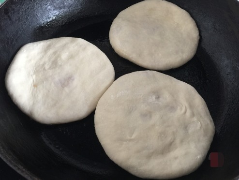 在家烙馅饼,总是没有外面买的皮柔软,其实技巧都在和面上