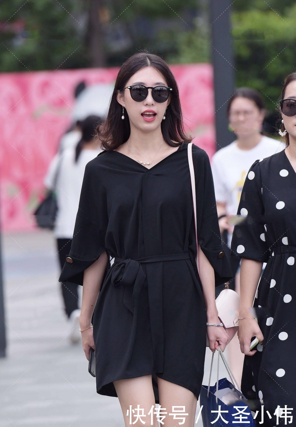 领口|美女街拍:小姐姐气质非凡,真不是“庸脂俗粉”,你喜不喜欢这样的小姐姐?