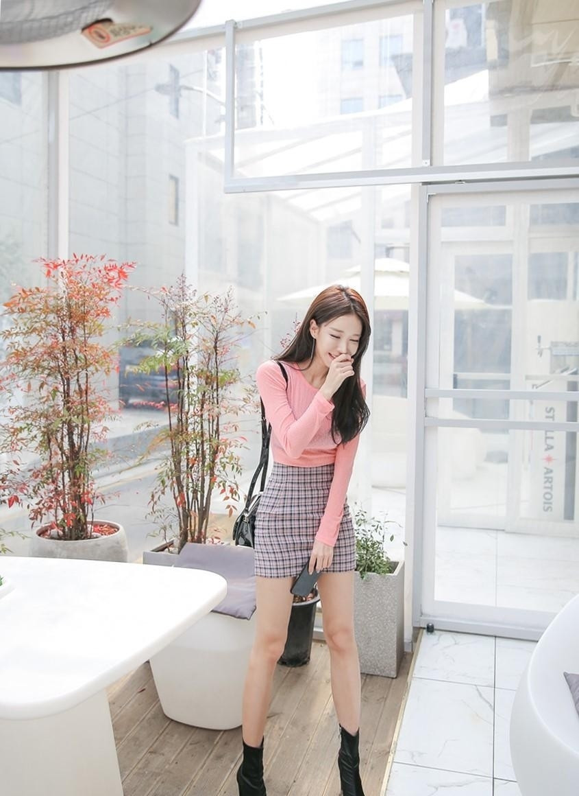 紧身T恤 半透款式的长袖紧身T恤, 给甜美的小姐姐加了几分性感