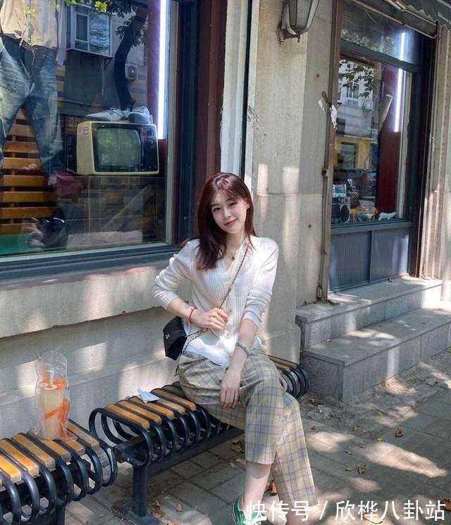 穿搭|别看不起针织衫外套,和格子半身裙搭出高级感,重点能保暖还洋气