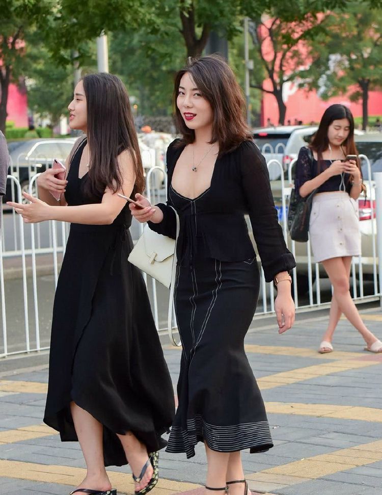 街拍:小姐姐长袖条纹连衣裙,戴上礼帽,优雅又有气质