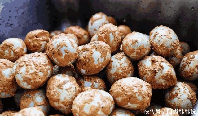  央视报道过一戳就流油的海鸭蛋，这流出来的“油”能吃吗