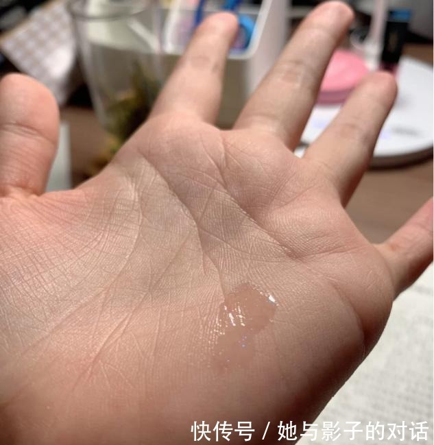 美女|氛围感美女唇妆是重点,口红谁都涂,配合小技巧颜值翻倍!