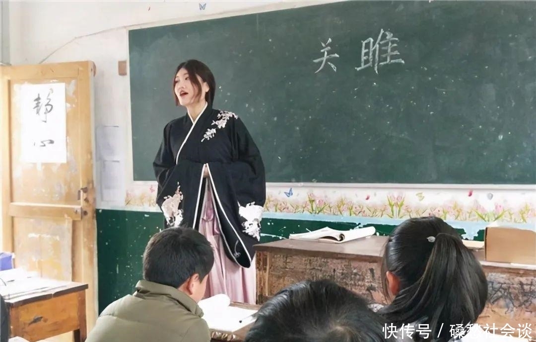 汉服|历史老师穿“龙袍”上课火了，举手投足皇帝范儿，学生笑岔气