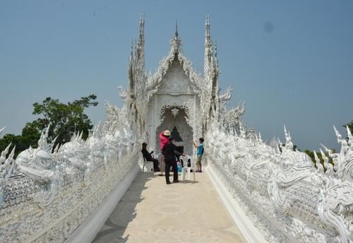 另类|金碧辉煌的泰国寺庙中的另类，泰北清莱的奇葩寺庙