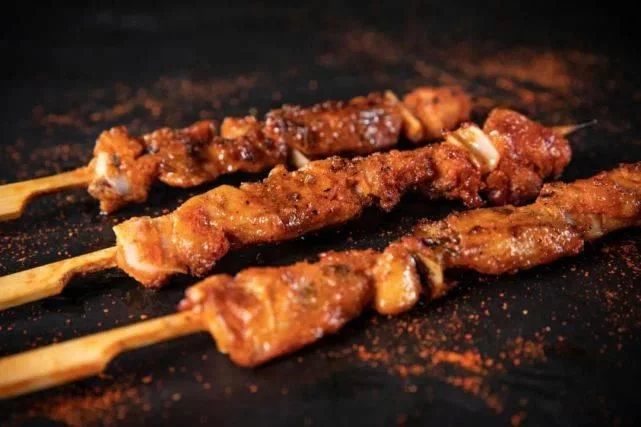 油脂和烧烤的香气形成丰富的口感层次