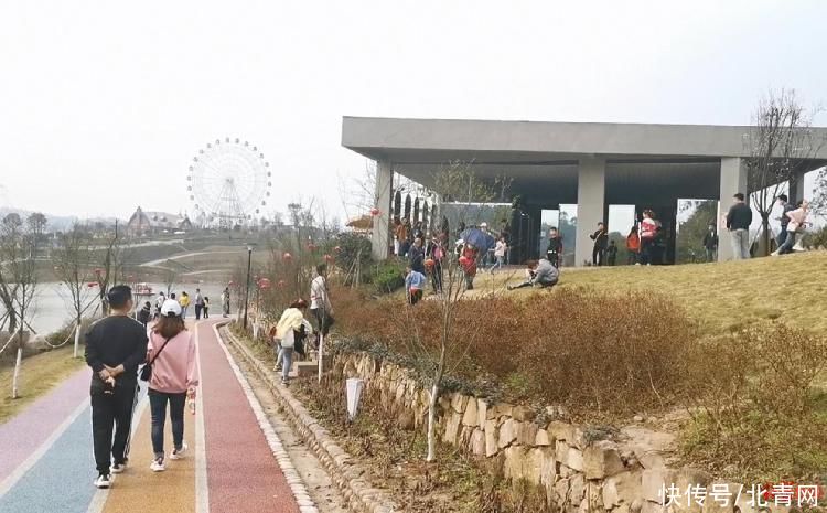 老年|四川乐山景点半透明网红厕所遭质疑：缝隙多私密性堪忧 旅游部门要求整改