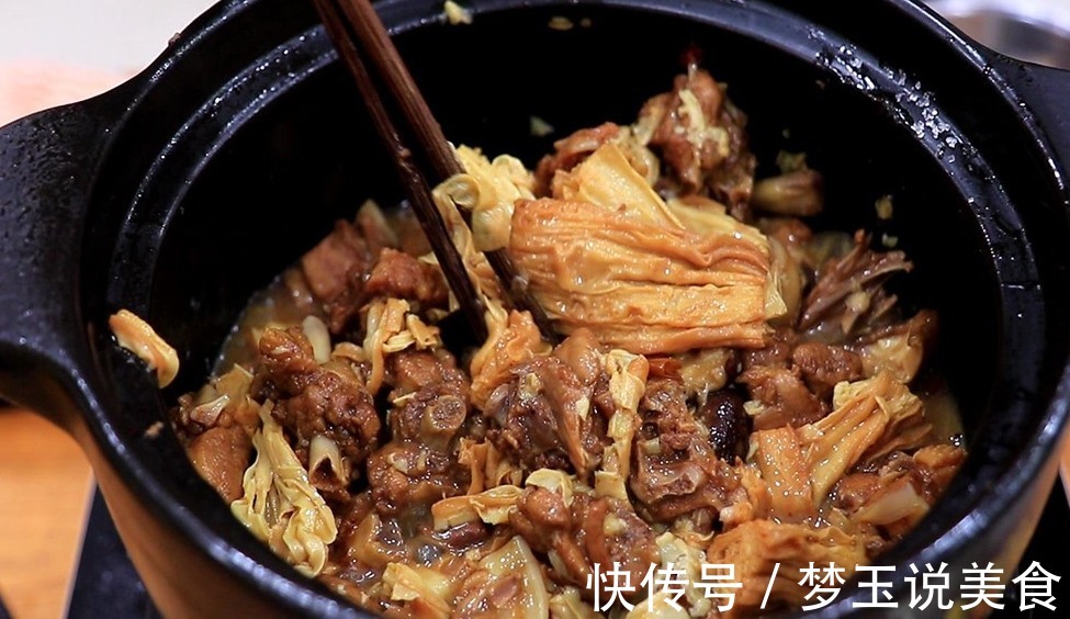 鸭肉怎么焖才好吃厨师长教你做法,出锅鲜香四溢,鲜嫩入味!