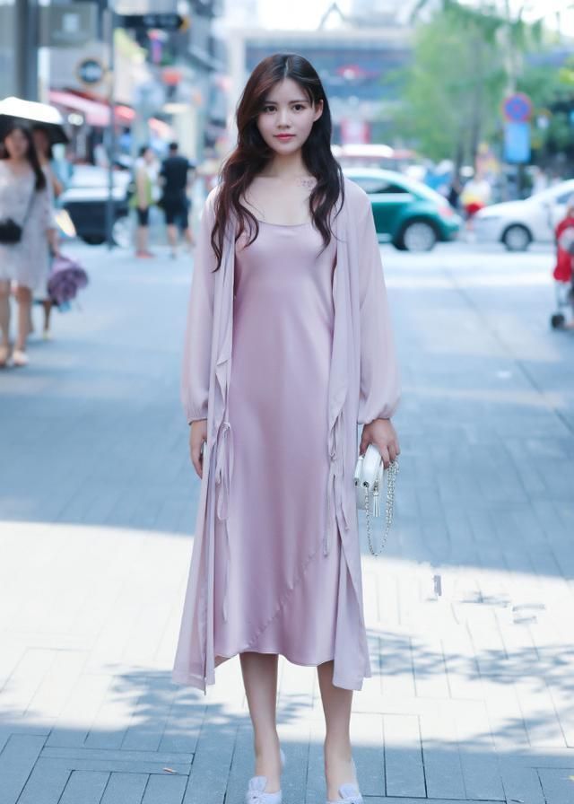 小姐姐|美女简单穿搭白色连衣裙，手拿浅色挎包，仙气十足