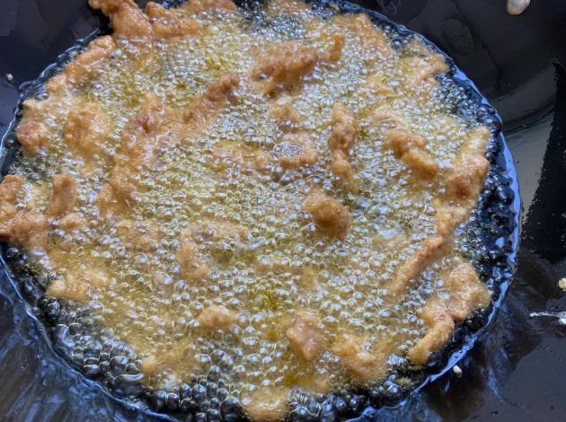 炸酥肉挂糊不能用面粉！教你正确做法，酥脆咸香，放一周也不皮软