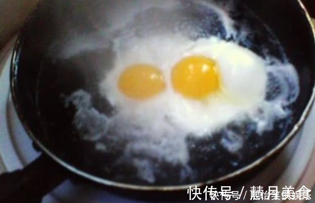 方便面|水煮荷包蛋，煮不圆还冒白沫，掌握这个小窍门，又圆又嫩不粘锅