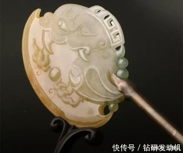 黄翡|玉雕师用一个巧妙的构图让一件不起眼的翡翠成为一道美丽的风景线