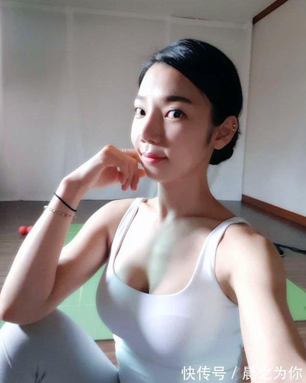 笑笑|热爱健身的姑娘喜欢阅读,到户外运动还带着一本书,身材好气质佳