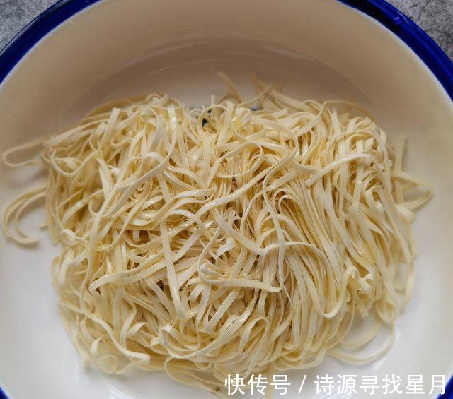 一溪月|芹菜肉丝炒面，油润鲜香，好吃极了！