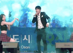 |搞笑GIF:见过荡秋千的,没见过骑摩托车荡秋千的