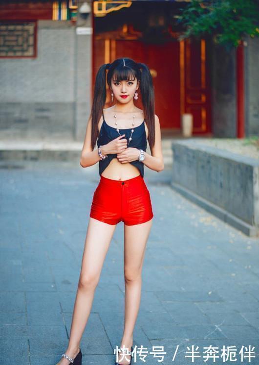 街拍性感的吊带装搭配红色热裤的长腿小姐姐,撩人又吸睛