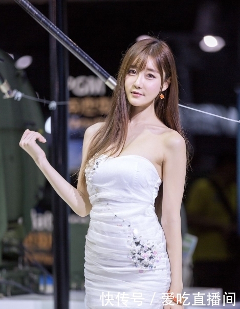 丰腴|街拍:面若桃花的妹子,丰腴有致,潮流的穿衣风格你喜欢吗?