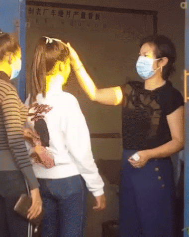 |搞笑美女GIF:床头上挂茄子,是打算晚上吃宵夜么?