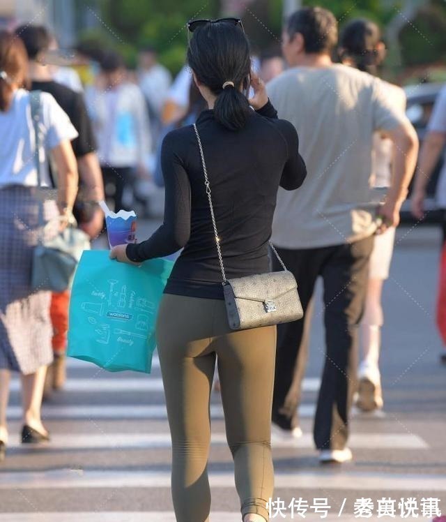 运动服 黑色上衣搭配草绿色瑜伽裤,运动休闲,舒适百搭!