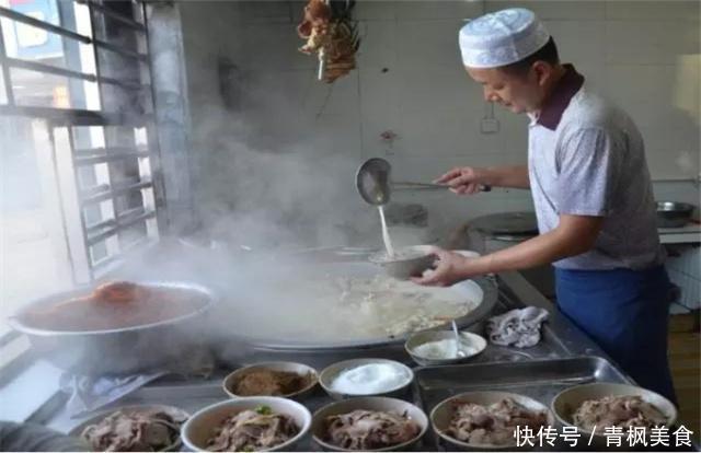 夫妻卖“良心汤”小吃，1碗15免费送饼，但这样收钱不怕刮大风吗