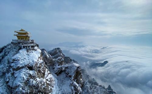 全球黄金最多的山顶下雪后就成了“云顶天宫”，是老子得道之地