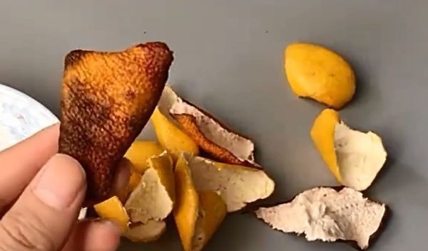 橘子皮用打火机烧一下，放家里特别“值钱”，家家户户都用得上！