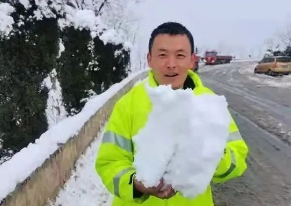 初雪来袭：你在朋友圈晒雪景，我在雪中守护你