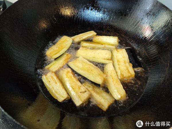 炒茄子,有人焯水,有人直接炒,大厨教你正确做法,不吸油更入味