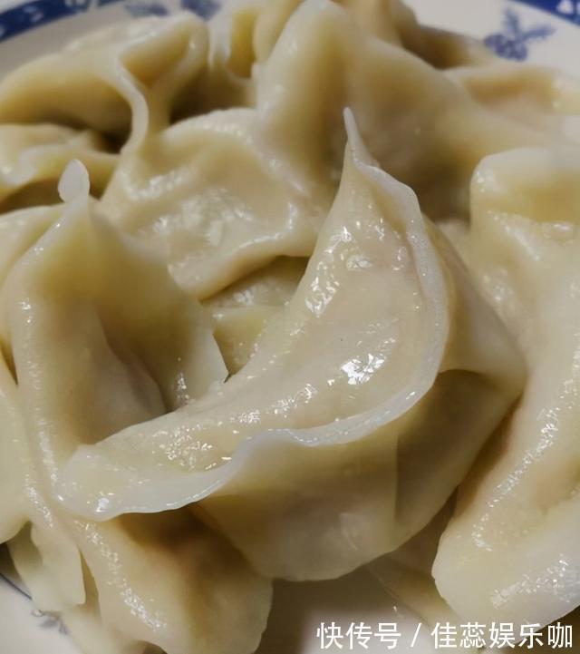 保鲜膜|冰冻饺子之前，表面撒点它，煮的时候不破皮儿