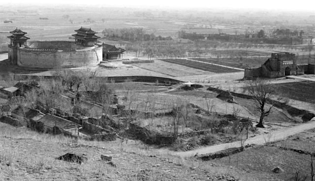 1930年北京西山皇家御园风光照，现已是一片破旧景色