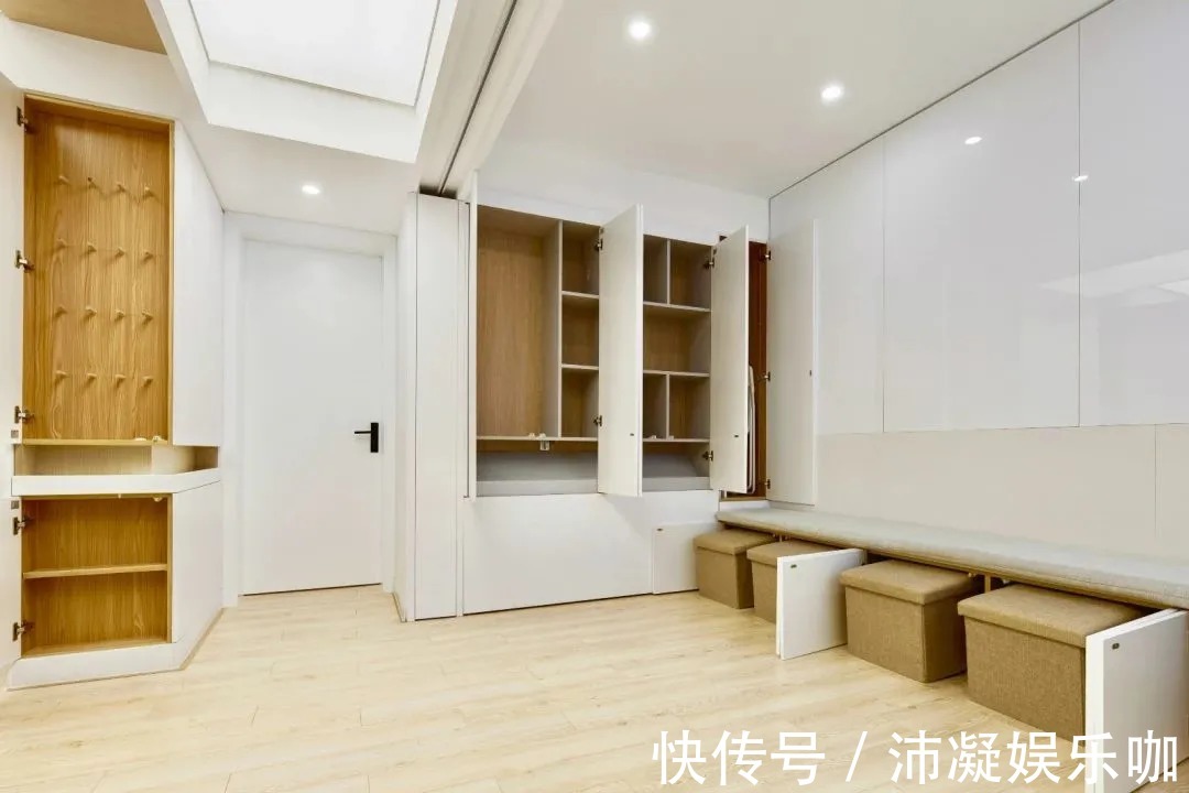 收纳|60㎡简约风小户型,客厅藏张床打开秒变3居室,太机智了!