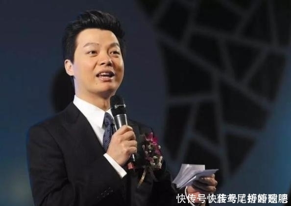 他是著名“央视一哥”，娶身价几十亿富婆妻子，今儿子成他的骄傲