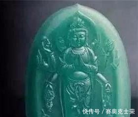 老板娘豪爽30W买下了3公斤的翡翠原石,意外开出完美蓝水翡翠