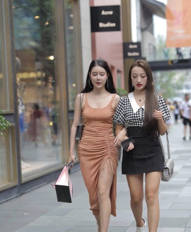 高跟鞋|浅橙色裹身裙是个不错的选择,搭配小姐姐的气质,笑起来真“甜”