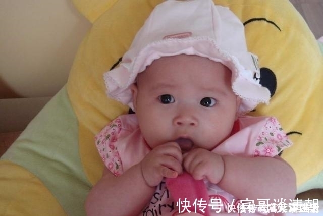 笑笑|一岁宝宝有这3种行为,是“变聪明”的表现,宝妈别强迫改正