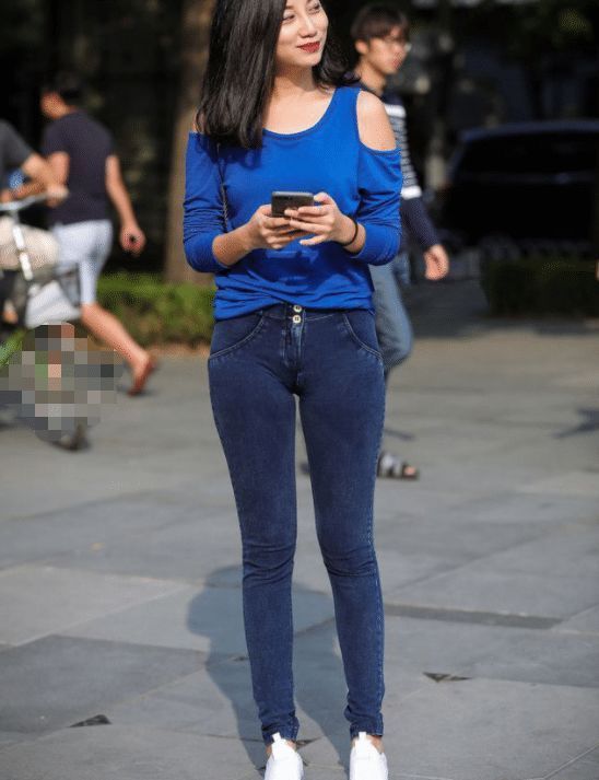  优雅|街拍：魅力十足的小姐姐，肌肤如玉，尊贵优雅显大气