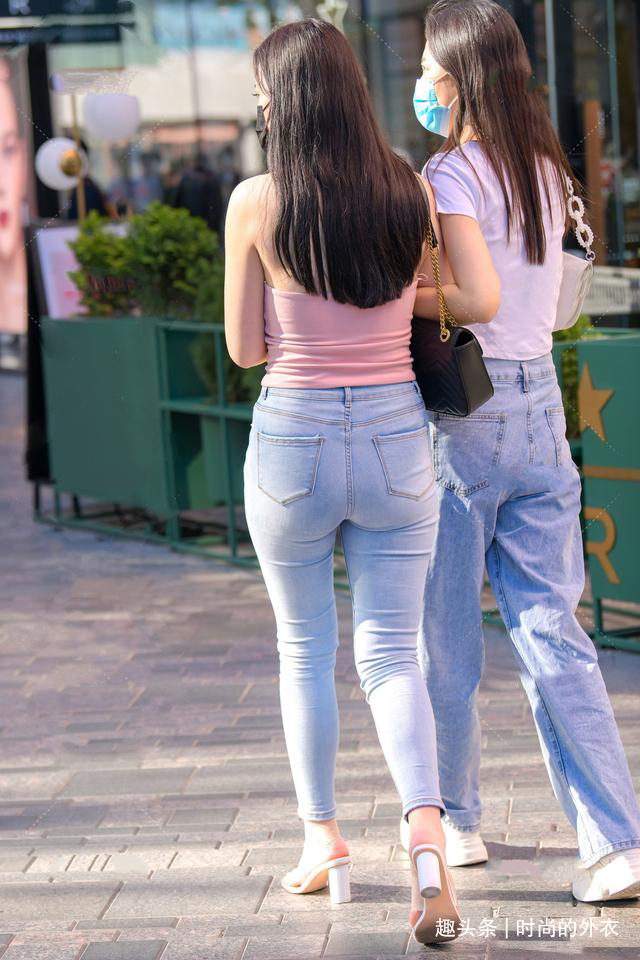 阔腿裤+ 为了穿搭能省心一些,牛仔裤是个不错的选择,款式多样又时尚